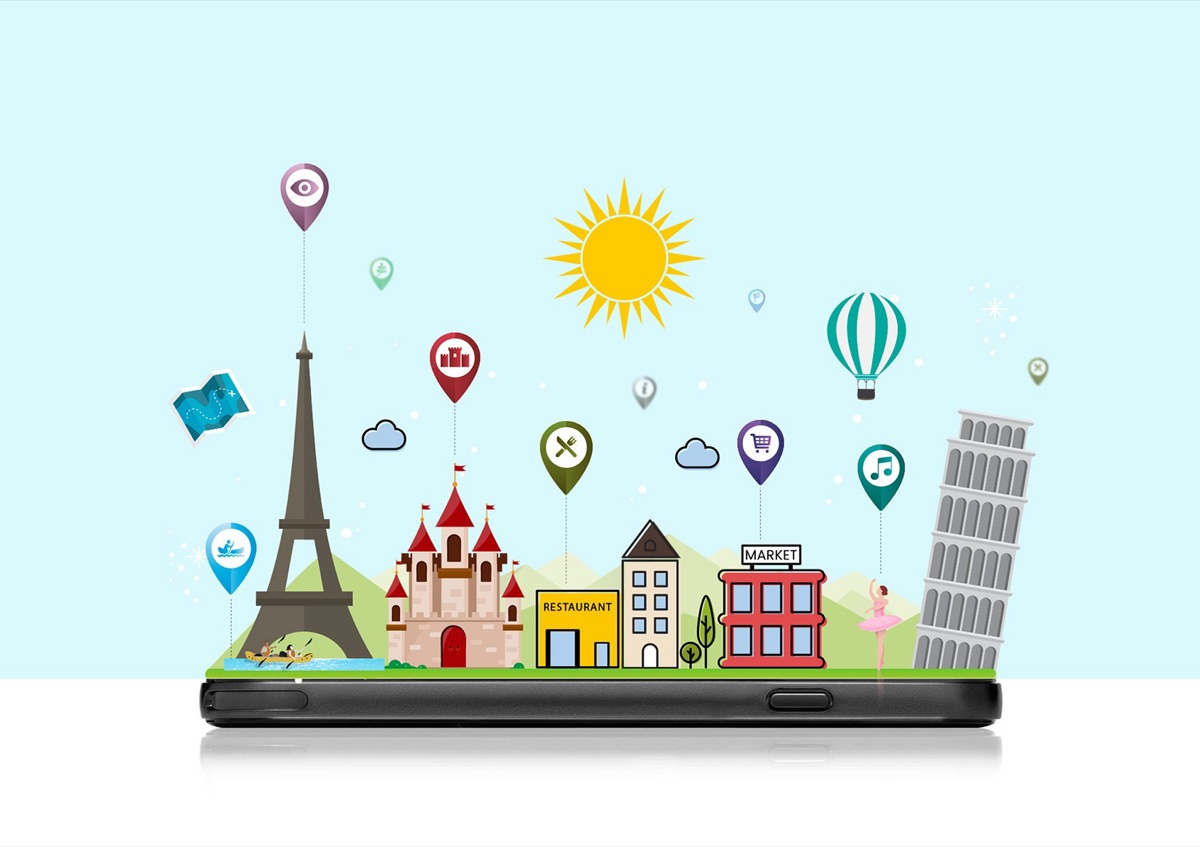 Une personne consulte l'application Randosmart en extérieur.